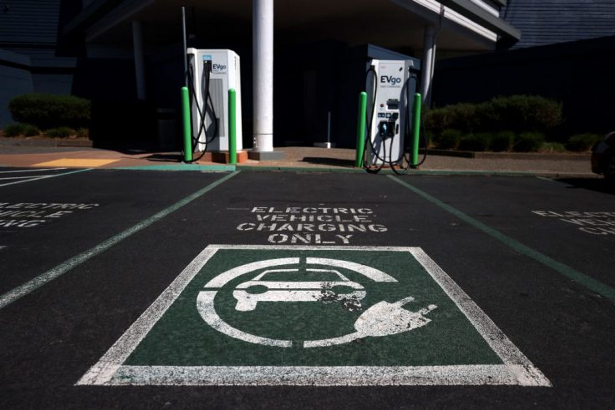 Report Electric Vehicle Owners Face 'Logistical Nightmare' in Charging